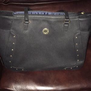Black Tommy Hilfiger tote with pockets on the side